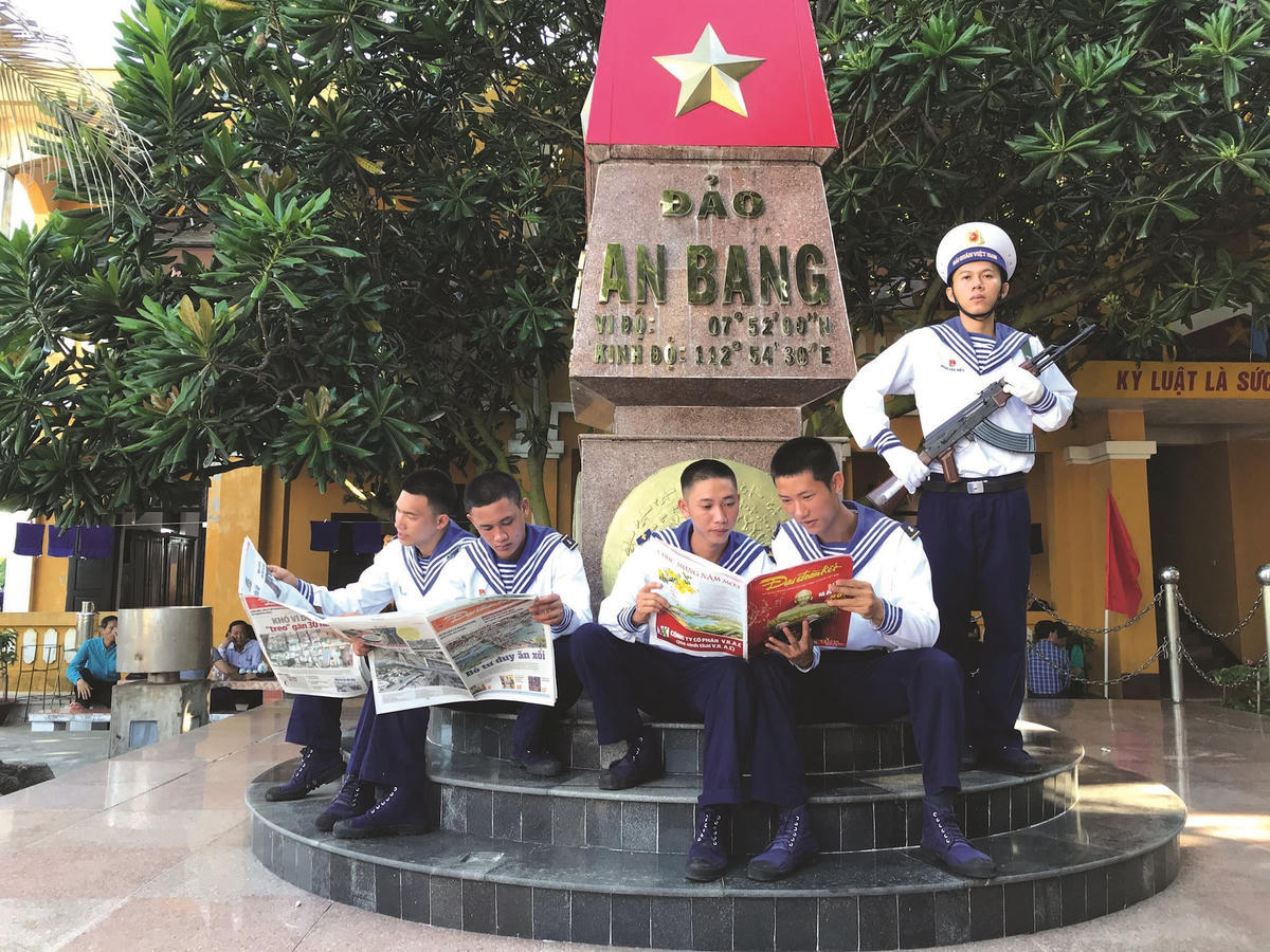 Báo Đại Đoàn Kết đến với chiến sĩ trên quần đảo Trường Sa (tỉnh Khánh Hòa). Ảnh: Nguyễn Thanh Bình.
