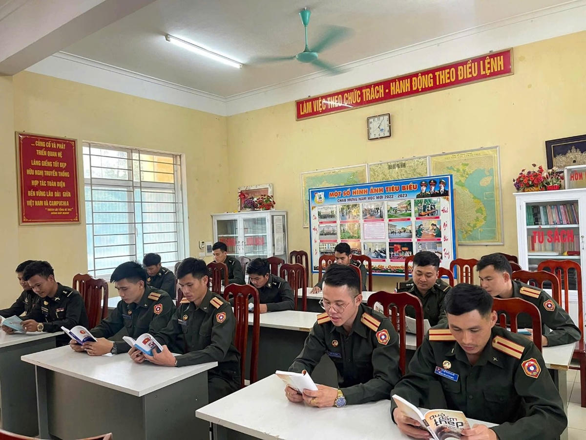 Học viên Lào và Campuchia đang học tập tại Tiểu đoàn 5, Trường Sĩ quan Pháo binh.