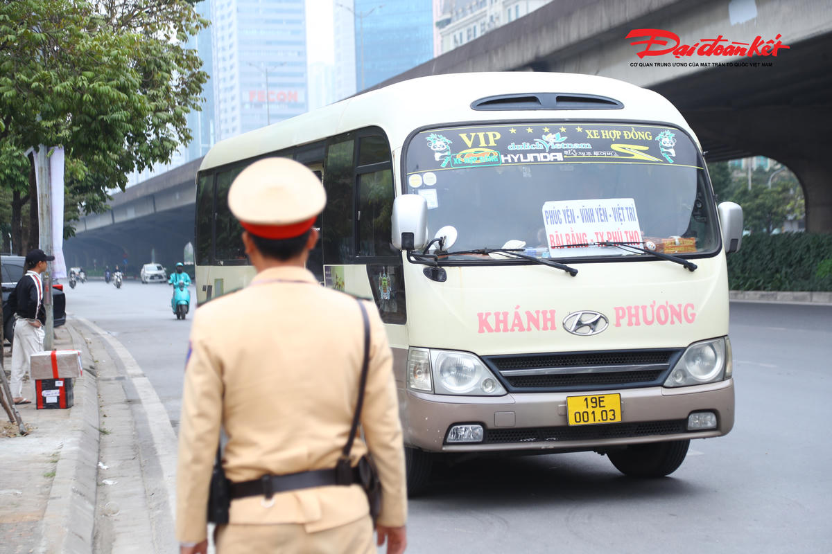 Trình bày với CSGT, nam tài xế cho biết do xe của mình đang bị hỏng nên không thể di chuyển và phải dừng đỗ ngay trên đường.

Tuy nhiên, sau khi làm việc với tổ công tác khoảng 10 phút, nam tài xế này lại ra lái chiếc ô tô đi sát vào khu vực vỉa hè.