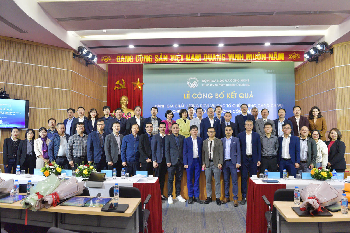 Lãnh đạo Bộ KHCN chụp ảnh lưu niệm cùng các đơn vị đạt giải. Ảnh: Thảo Anh