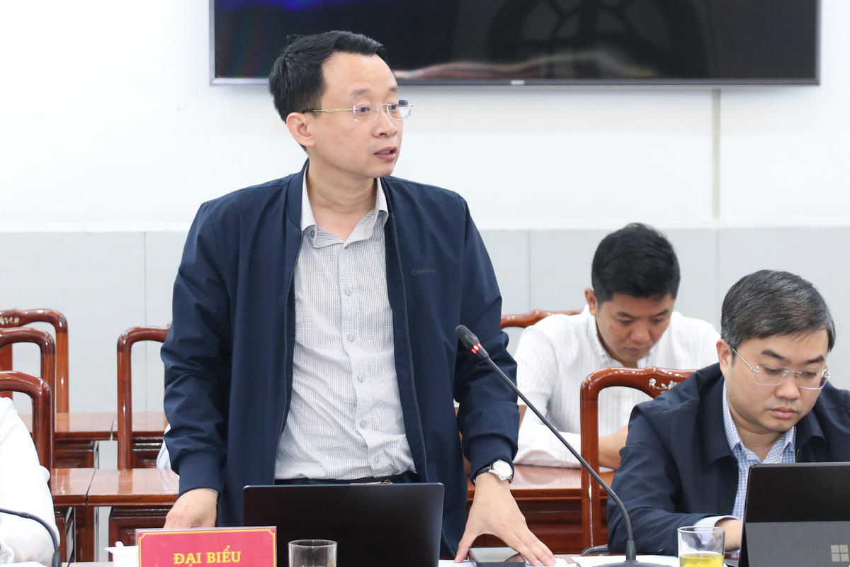 TS Bùi Hồng Việt, Phó Vụ trưởng Vụ Nghiên cứu - Dư luận xã hội Ban Tuyên giáo và Dân vận Trung ương phát biểu tại Hội thảo.