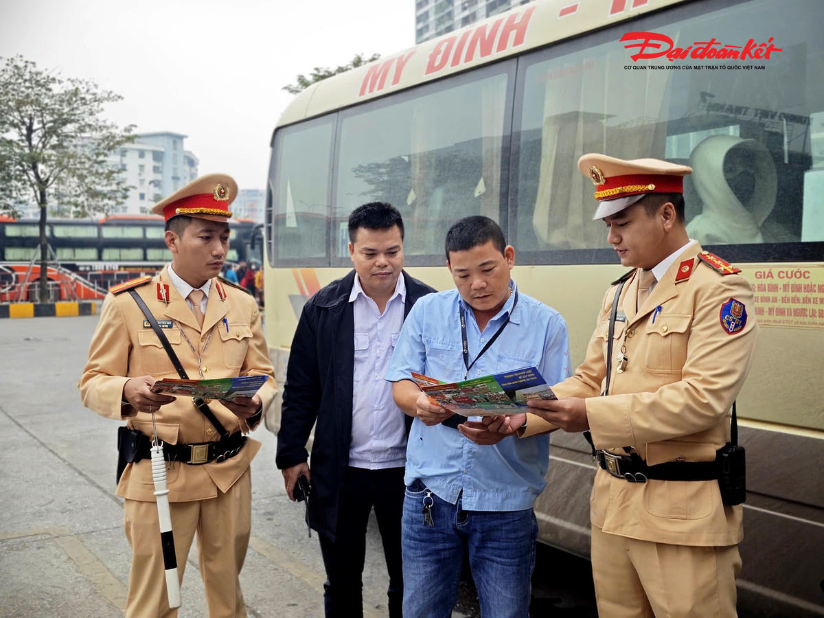 Theo ghi nhận của PV Báo Đại đoàn kết, ngày 30/12 tại Bến xe Mỹ Đình, cảnh sát kiểm tra các vi phạm của lái xe khách qua camera giám sát hành trình trên xe; đo nồng độ cồn và test nhanh ma túy với các tài xế, CSGT cũng phát tờ rơi tuyên truyền cho các nhà xe.