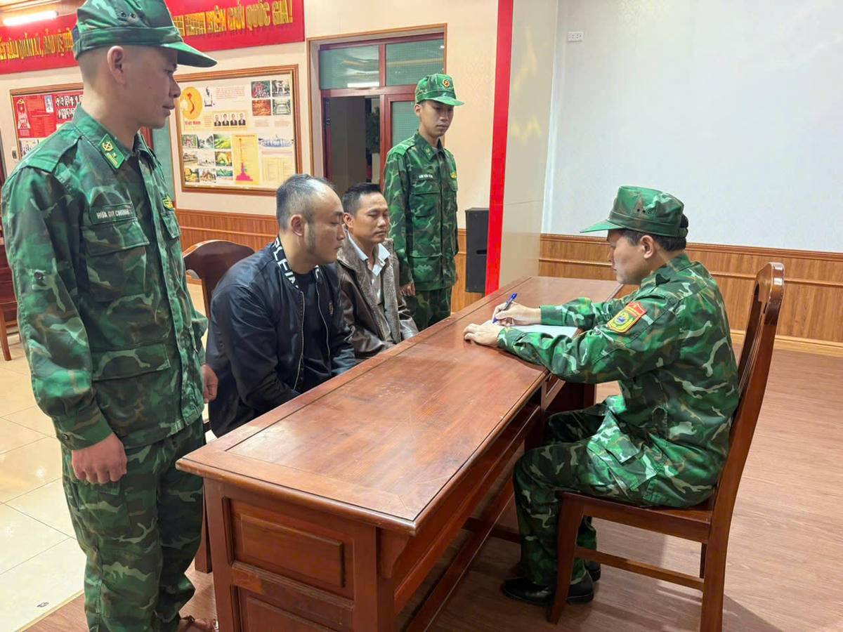 Cán bộ Đồn Biên phòng cửa khẩu cảng Vạn Gia&nbsp;lấy lời khai đối tượng đối tượng Mẩn và Hiệp.