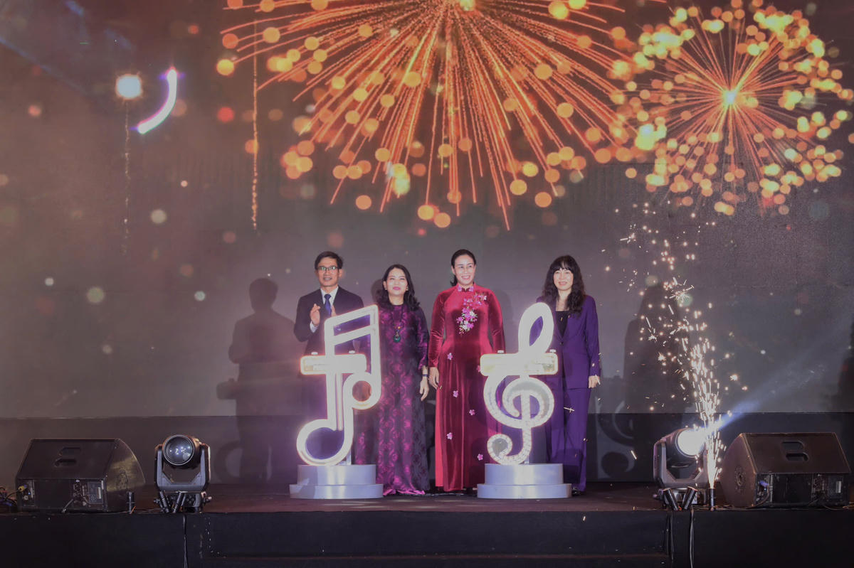 Từ phải qua: bà Trương Thị Hồng Hạnh, Giám đốc Sở VHTTDL; bà Nguyễn Thị Anh Thi, Phó Chủ tịch UBND thành phố; bà Trần Thị Thanh Hải,Trưởng đại diện Văn phòng Bộ VHTTDL tại Đà Nẵng;&nbsp; ông Tán Văn Vương, Phó Giám đốc Sở VHTTDL nhấn nút khai mạc lễ hội. Ảnh: Nguyễn Tú