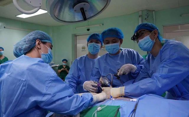 Bác sĩ sửa thận bên ngoài cơ thể, ghép lại thành công cho bệnh nhân.