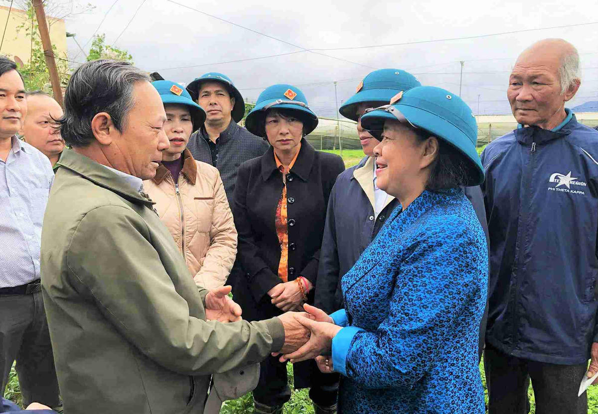 Uỷ viên Bộ Chính trị, Bí thư Trung ương Đảng, Bí thư Đảng uỷ MTTQ, các đoàn thể Trung ương, Chủ tịch UBTƯ MTTQ Việt Nam Bùi Thị Minh Hoài thăm hỏi, động viên cán bộ, người dân xã Ka Đô, tỉnh Lâm Đồng trong đợt mưa lũ lịch sử. Ảnh: Phúc Khánh.  