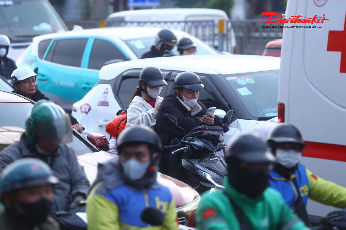 Nhiều người tỏ ra mệt mỏi khi lưu thông trên tuyến đường Ngọc Hồi.