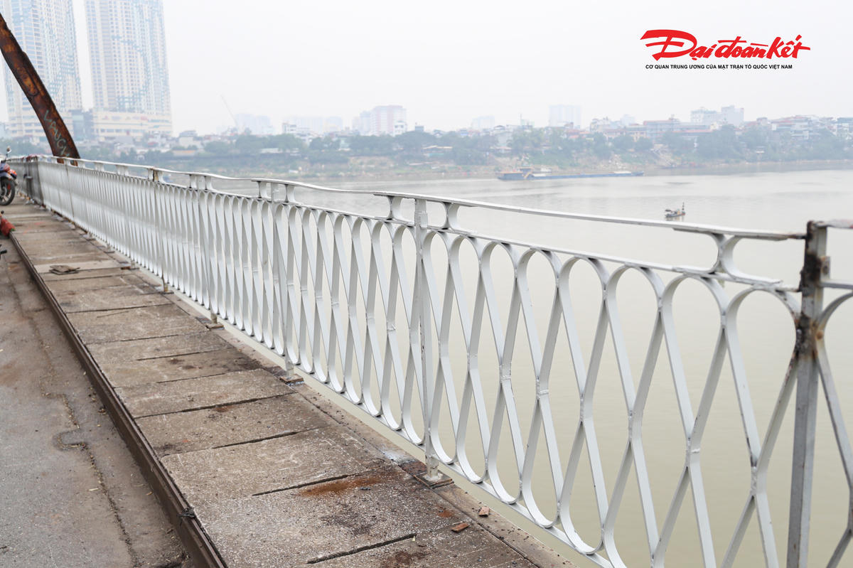 Tại một số nhịp cầu, hệ thống lan can han gỉ, hao mòn đã được thay mới.