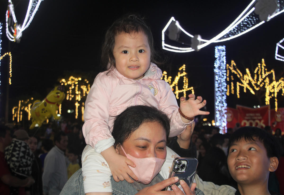 Những em nhỏ được phụ huynh đến Công viên An Sơn chào đón năm mới 2026. Ảnh: Nguyễn Tín.