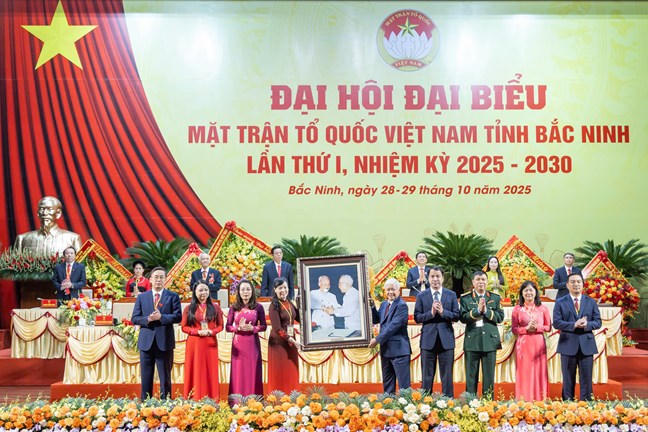 Ông Đỗ Văn Chiến, Ủy viên Bộ Chính trị, Phó Chủ tịch Thường trực Quốc hội, nguyên Chủ tịch UBTƯ MTTQ Việt Nam dự Đại hội đại biểu MTTQ Việt Nam tỉnh Bắc Ninh 