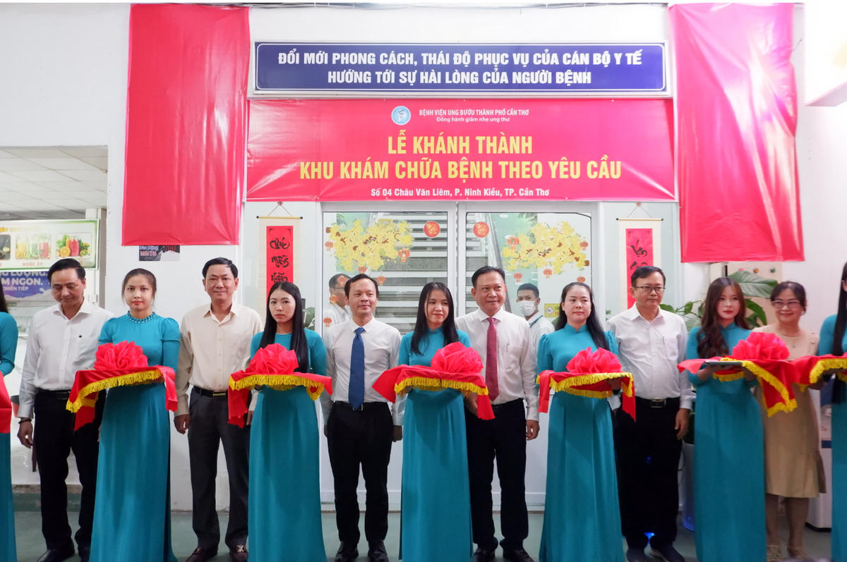 Lãnh đạo thành phố, Sở Y tế cắt băng khánh thành khu khám bệnh và điều trị theo yêu cầu. Ảnh Tuệ Yên&nbsp;