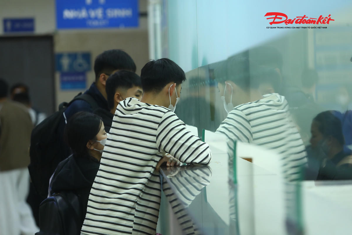 Lãnh đạo Công ty Cổ phần bến xe Hà Nội dự báo dịp nghỉ Tết Dương lịch 2026, bến xe Giáp Bát lượng khách tăng cao nhất trong các ngày cao điểm có thể lên khoảng 16.000 lượt/ngày, tăng 260% so với ngày thường. Lượng xe được công ty bố trí tăng cường cho bến xe chủ yếu trên các tuyến có đông hành khách di chuyển là Nam Định, Thái Bình, Ninh Bình, Thanh Hóa.