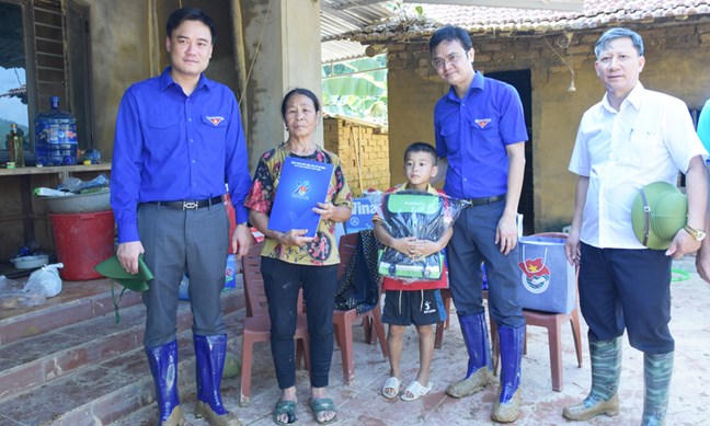 Chiều 12/10, ông Bùi Quang Huy, Ủy viên Dự khuyết Trung ương Đảng, Phó Chủ tịch UBTƯ MTTQ Việt Nam, Bí thư thứ nhất Trung ương Đoàn đến thăm, động viên, trao quà cho người dân bị ảnh hưởng bởi bão lũ tại một số địa phương trong tỉnh Bắc Ninh.