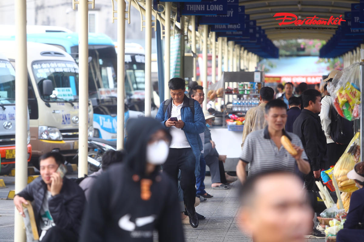 Càng về chiều tối, lượng hành khách đến bến xe Giáp Bát ngày càng đông hơn.