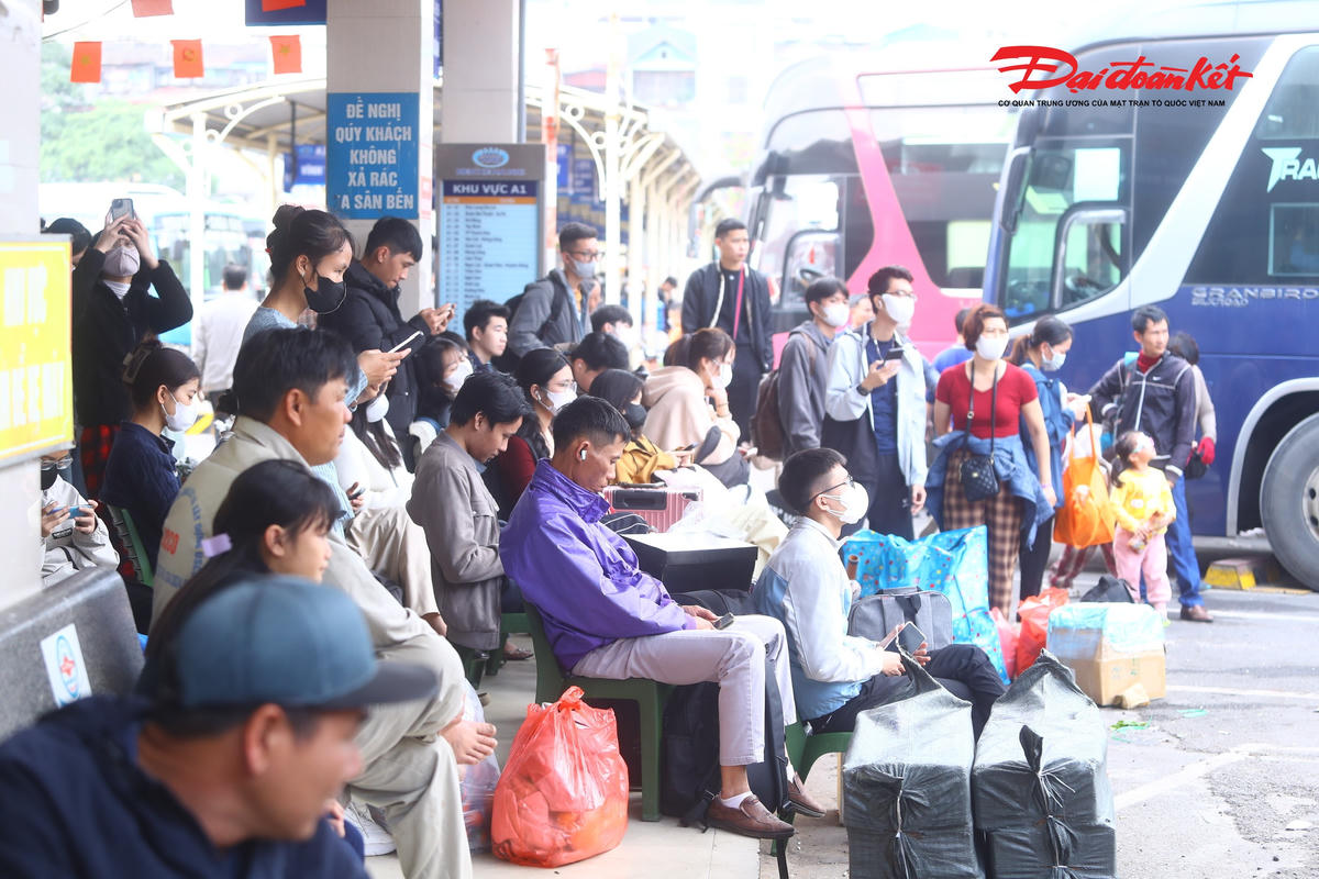 Theo ghi nhận không khí tại bến xe Giáp Bát tuy đông đúc nhưng trật tự. Lực lượng nhân viên bến xe, bảo vệ thường xuyên hướng dẫn hành khách di chuyển, sắp xếp khu vực chờ, bảo đảm các làn xe ra vào thông thoáng.