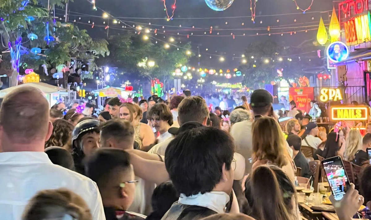 Rất đông du khách tản bộ phố cổ Hội An chào đón năm mới 2026. Ảnh: Tấn Thành.