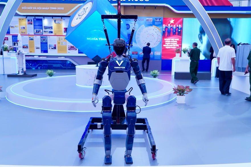 Robot hình người VinMotion do Việt Nam sản xuất.