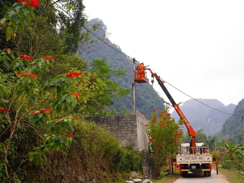 Công ty Điện lực Cao Bằng thực hiện chương trình thắp sáng đường quê