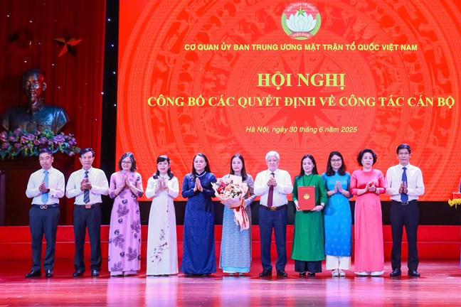 Hòa trong không khí cả nước diễn ra Lễ công bố các nghị quyết, quyết định của Trung ương và địa phương về sáp nhập đơn vị hành chính và thực hiện Quyết định 304-QĐ/TW của Bộ Chính trị, chiều 30/6, tại Hà Nội, Ban Thường trực UBTƯ MTTQ Việt Nam tổ chức Hội nghị công bố các quyết định về công tác cán bộ.