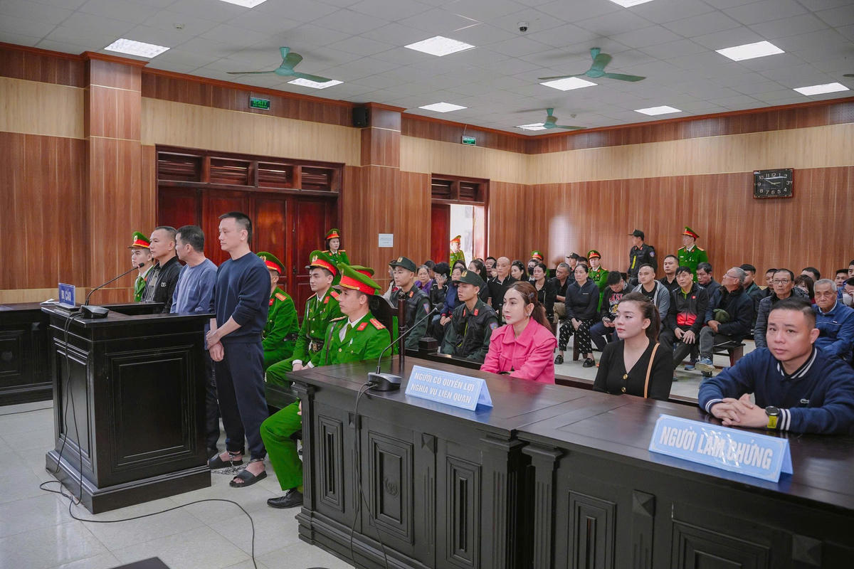 Phiên tòa diễn ra vào sáng 31/12. Ảnh: H.D