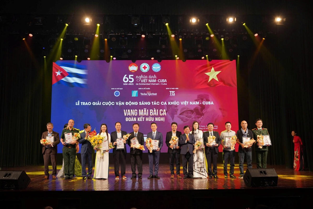 PGS.TS. Nhạc sĩ Đỗ Hồng Quân, Chủ tịch Liên hiệp các Hội Văn học nghệ thuật Việt Nam trao bằng chứng nhận, tặng hoa vinh danh các tác giả đoạt giải trong cuộc vận động sáng tác ca khúc “Việt Nam – Cuba, vang mãi bài ca đoàn kết, hữu nghị”. Ảnh: BTC.