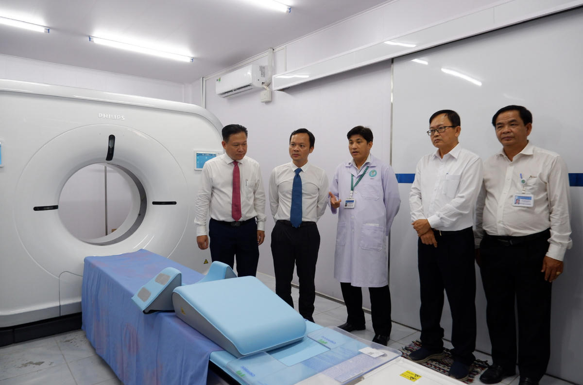 Tham quan khu vực đặt máy CT. Ảnh Tuệ Yên&nbsp;