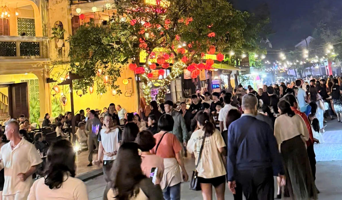Du khách tham quan phố cổ Hội An trong thời khắc chào đón năm mới 2026. Ảnh: Chí Đại.