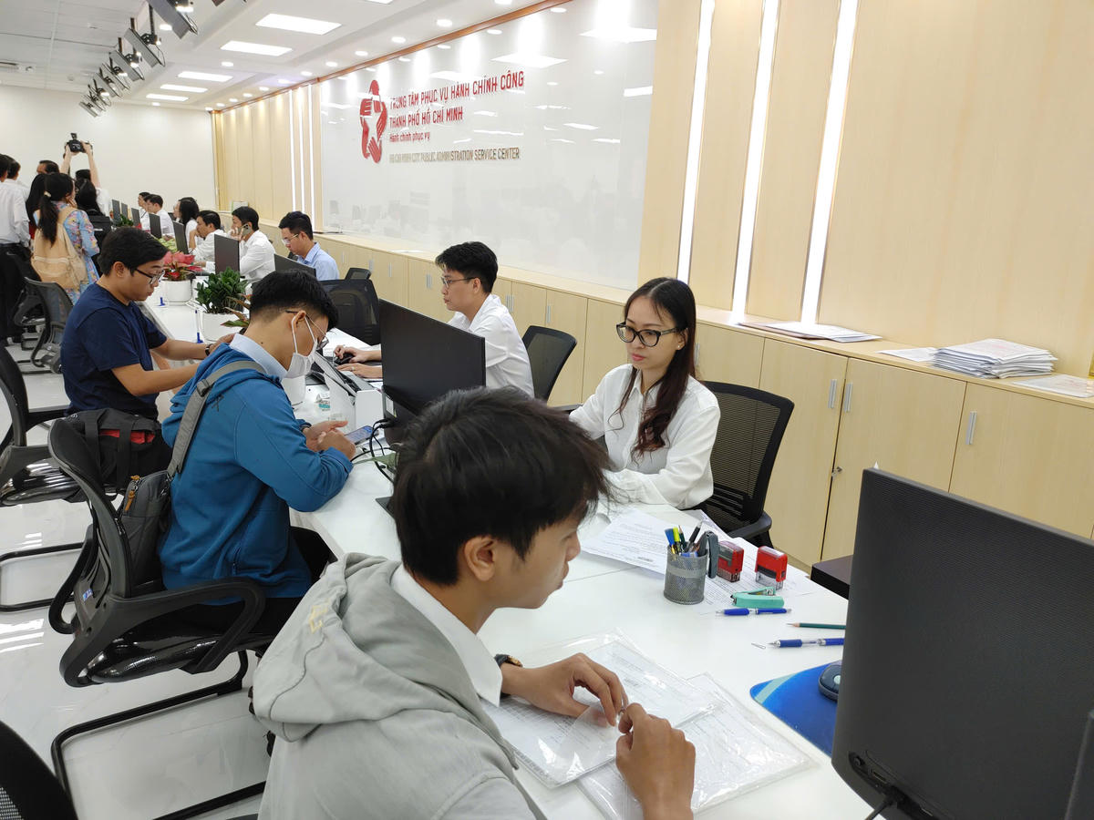 Đông đảo người dân đến làm thủ tục hành chính sáng 31/12, tại Trung tâm Phục vụ hành chính công TP Hồ Chí Minh. Ảnh: H.L