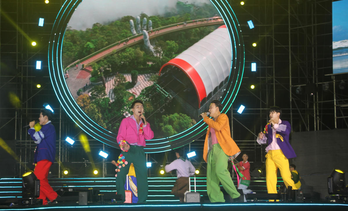 Các ca sĩ trình diễn tiết mục tại chương trình nghệ thuật chào đón năm mới 2026. Ảnh: Tấn Thành.