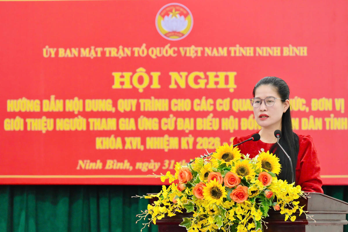 Bà Trần Thị Thoa - Phó Chủ tịch Ủy ban MTTQ tỉnh phát biểu tại hội nghị. Ảnh: Đình Minh