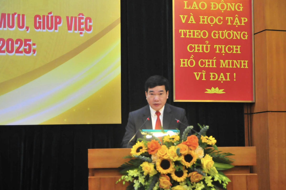 Phó Chủ tịch Ủy ban MTTQ Việt Nam tỉnh Tuyên Quang Nguyễn Việt Khánh thông tin kết quả công tác năm 2025 tại hội nghị. Ảnh: M.T.