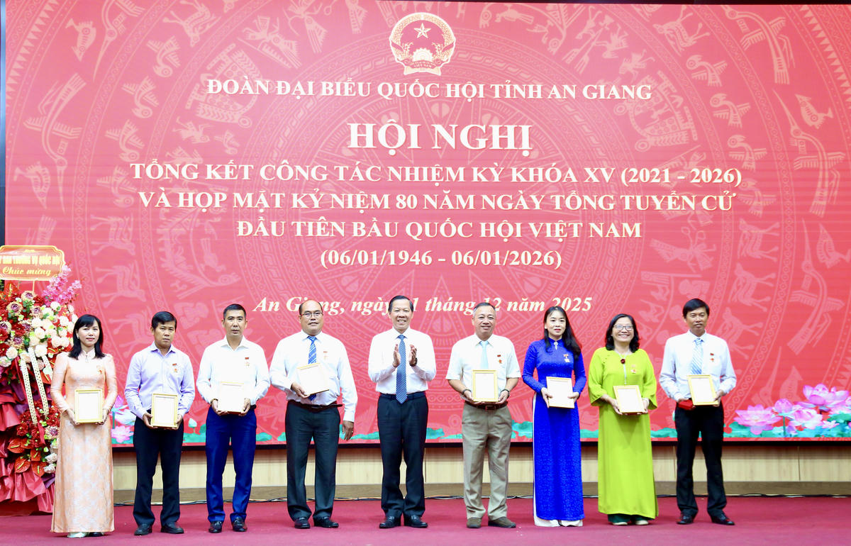 Ông Phan Văn Mãi - Ủy viên Ban Chấp hành Trung ương Đảng, Ủy viên Ủy ban Thường vụ Quốc hội, Chủ nhiệm Ủy ban Kinh tế và Tài chính của Quốc hội trao&nbsp;Kỷ niệm chương “Vì sự nghiệp Quốc hội Việt Nam” cho các cá nhân.