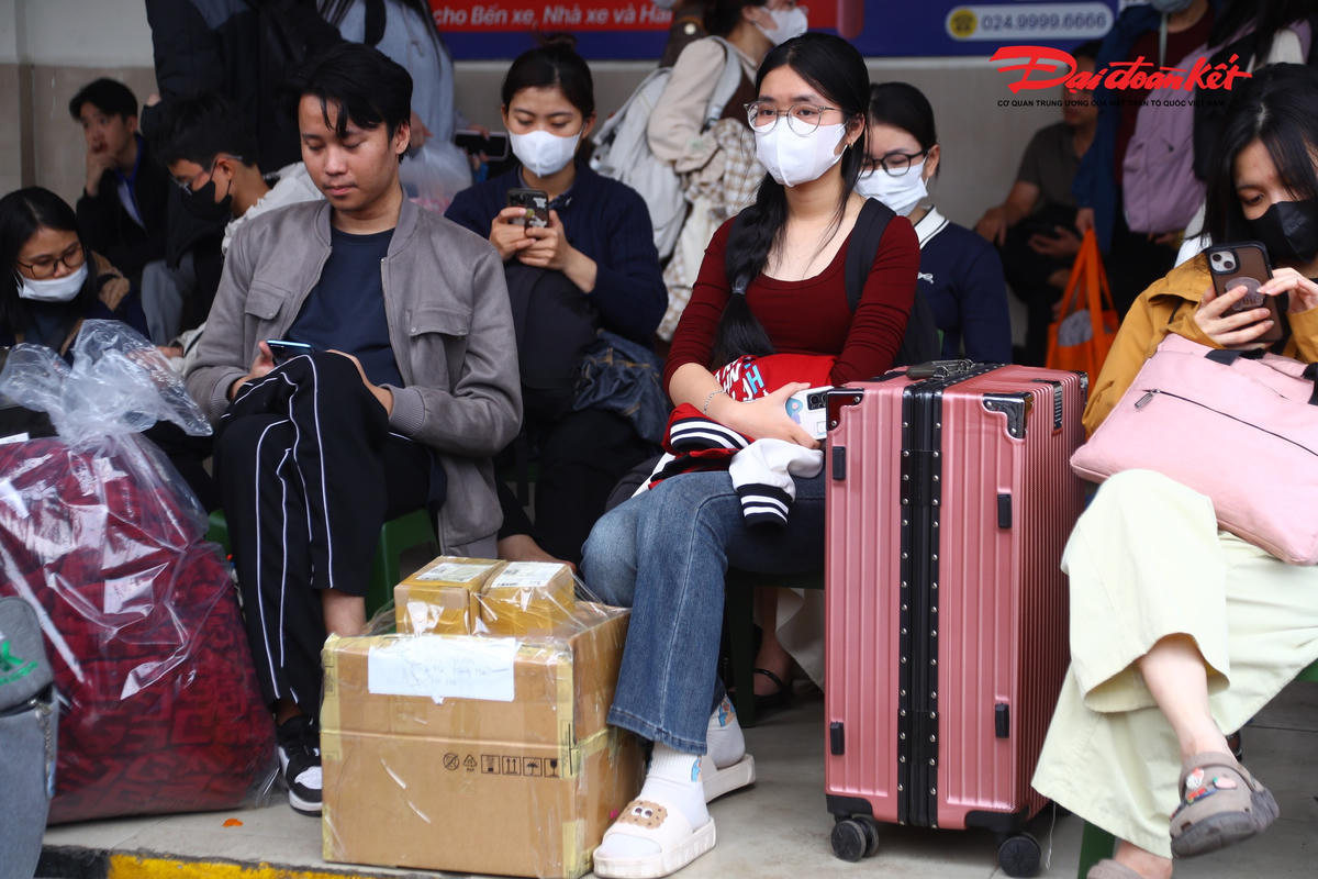 Cùng chung tâm trạng, anh Phạm Văn Tuấn, hành khách đi tuyến Hà Nội – Thanh Hóa, chia sẻ: “Kỳ nghỉ Tết Dương lịch năm nay được nghỉ 4 ngày nên tôi về quê sớm để tranh thủ thời gian bên gia đình. Tôi đã đặt vé trước vài ngày, ra bến chỉ việc lên xe, tránh được cảnh chờ đợi lâu".