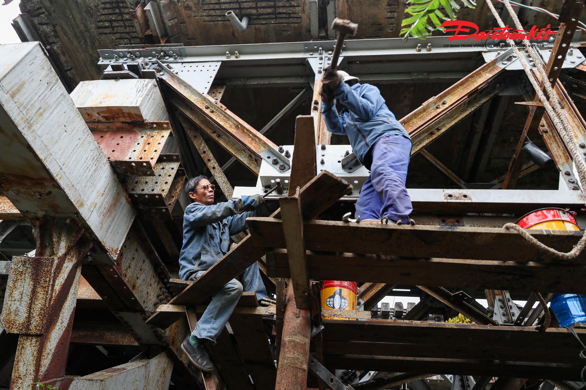 Các công nhân tất bật thực hiện duy tu, bảo trì cầu Long Biên.