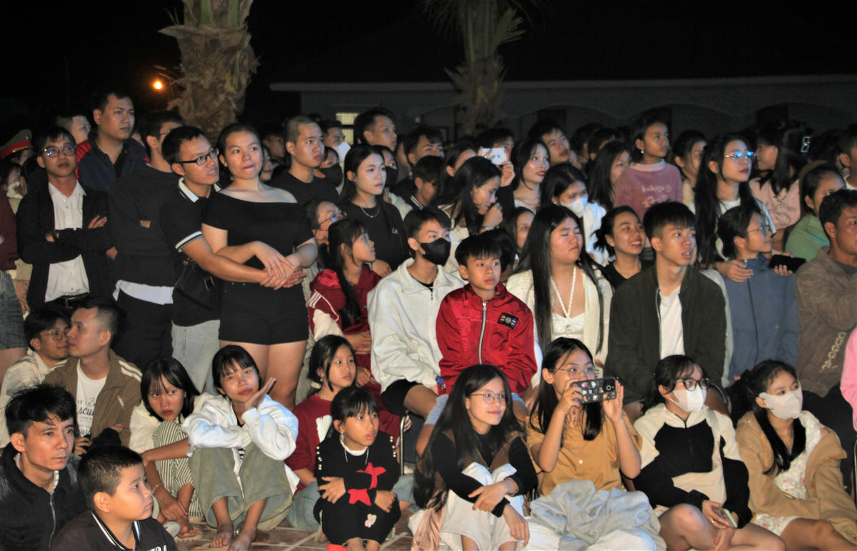 Rất đông khán giả theo dõi chương trình chào đón năm mới 2026. Ảnh: Nguyễn Tín.