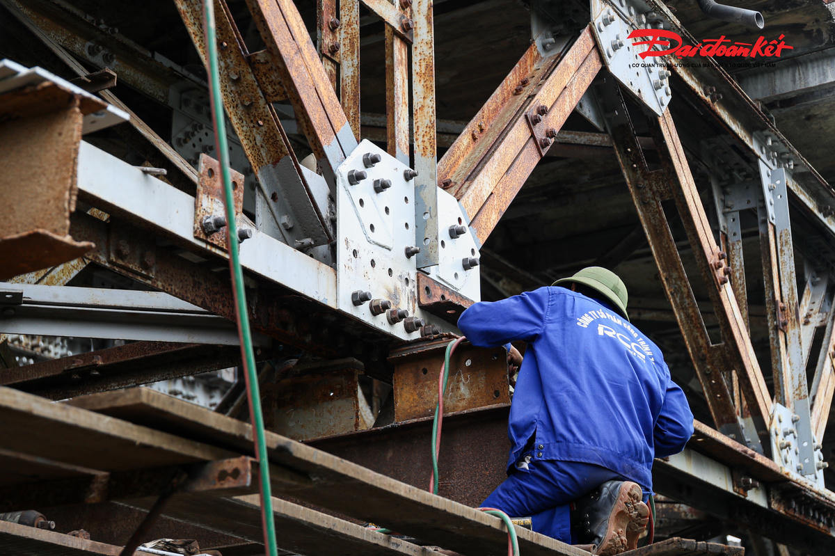 Những đinh vít cũ, hư hỏng được công nhân tiến hành thay mới hoặc sửa chữa.