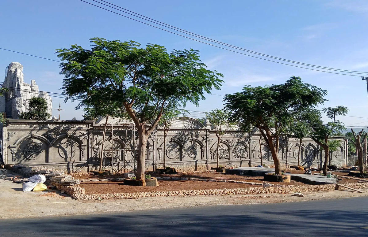 Một góc công trình của bà Hồ Thị Ph. lấn chiếm hành lang an toàn giao thông đường bộ. Ảnh: Đ. Sang.