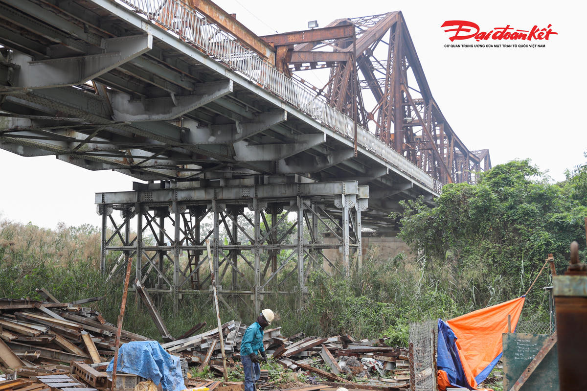 Sau 2 tháng trùng tu, cầu Long Biên đã khoác lên mình diện mạo mới, an toàn hơn, nhưng vẫn giữ được nét cổ kính, trầm mặc vốn có. Cây cầu lịch sử tiếp tục vững vàng nối nhịp đôi bờ sông Hồng, như một biểu tượng bền bỉ của Thủ đô ngàn năm văn hiến.