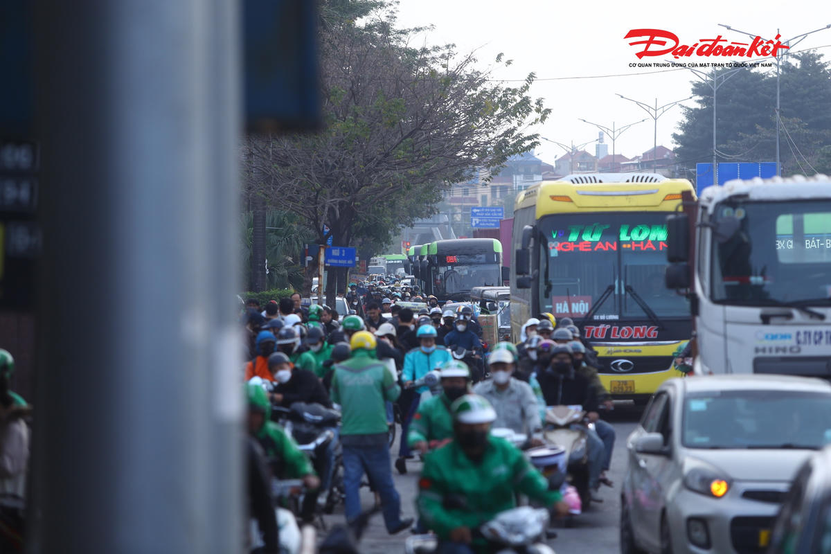 Nhiều xe container, xe tải lớn di chuyển chậm càng khiến dòng phương tiện bị dồn ứ.