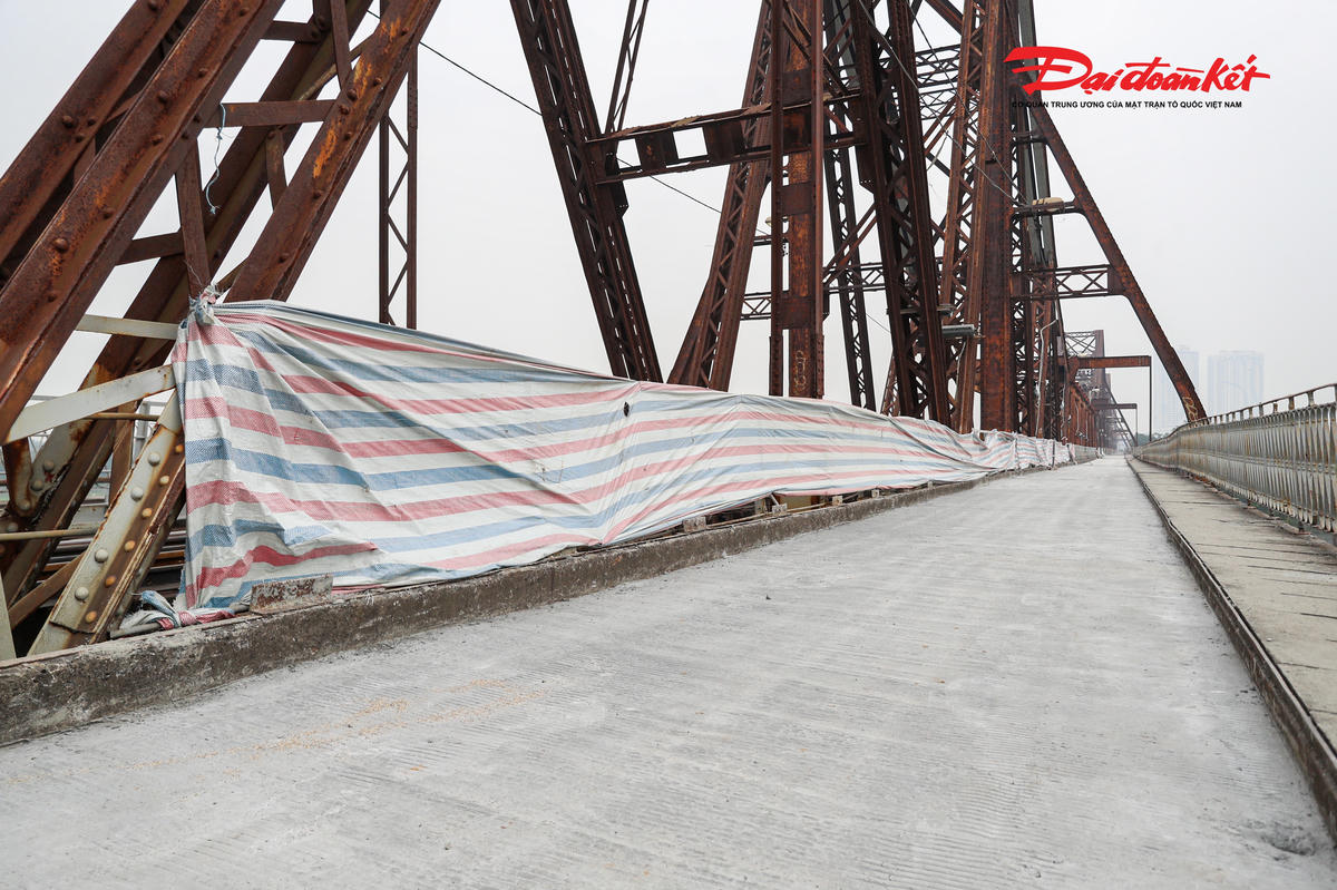 Tại một số nhịp cầu, các tấm đan bê tông mặt đường đã được thay mới, phủ thêm lớp bê tông cường độ cao nhằm phân tán tải trọng, hạn chế nứt vỡ khi người và phương tiện lưu thông.