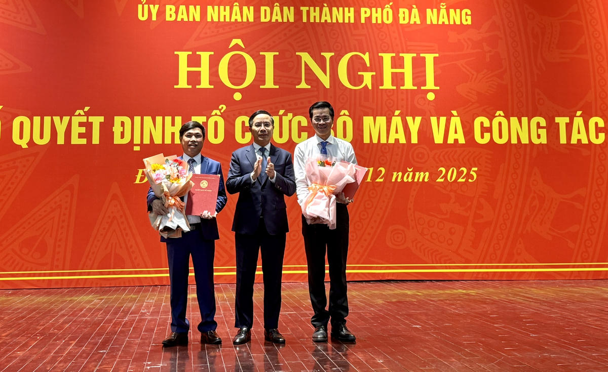 Ông Nguyễn Hữu Nhật, Giám đốc Ban quản lý&nbsp;dự án đầu tư xây dựng các công trình dân dụng, công nghiệp và hạ tầng kỹ thuật Đà Nẵng (bên phải) và ông Nguyễn Văn Thường,&nbsp;Giám đốc Ban quản lý dự án đầu tư xây dựng các công trình giao thông và nông nghiệp Đà Nẵng nhận quyết định về tổ chức bộ máy. Ảnh: Nguyễn Tú.