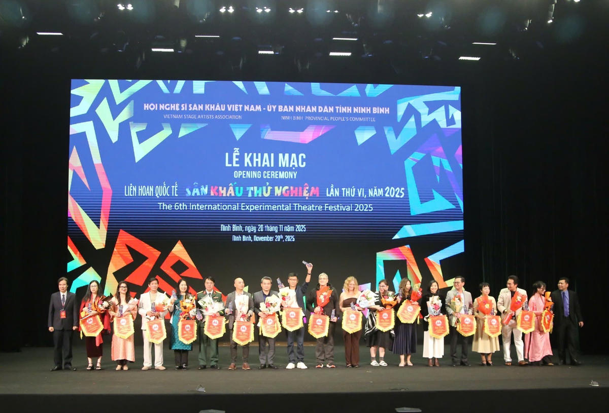 Các đơn vị nghệ thuật tham gia Liên hoan nhận hoa và cúp từ BTC Liên hoan Quốc tế Sân khấu thử nghiệm lần thứ VI, năm 2025. Ảnh: BTC.