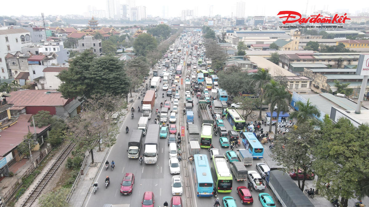 Chị Trần Thị Mai, hành khách bắt xe về Thanh Hóa, chia sẻ:
“Tết Dương lịch năm nay được nghỉ 4 ngày nên tôi về quê thăm bố mẹ. Ra bến từ đầu giờ chiều nhưng phải chờ xe gần 1 tiếng mới lăn bánh. Đường tắc nên ai cũng sốt ruột, chỉ mong về nhà sớm".