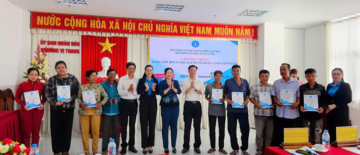 Trao tặng thẻ BHYT cho người dân có hoàn cảnh khó khăn ở phường Hưng Phú, thành phố Cần Thơ.