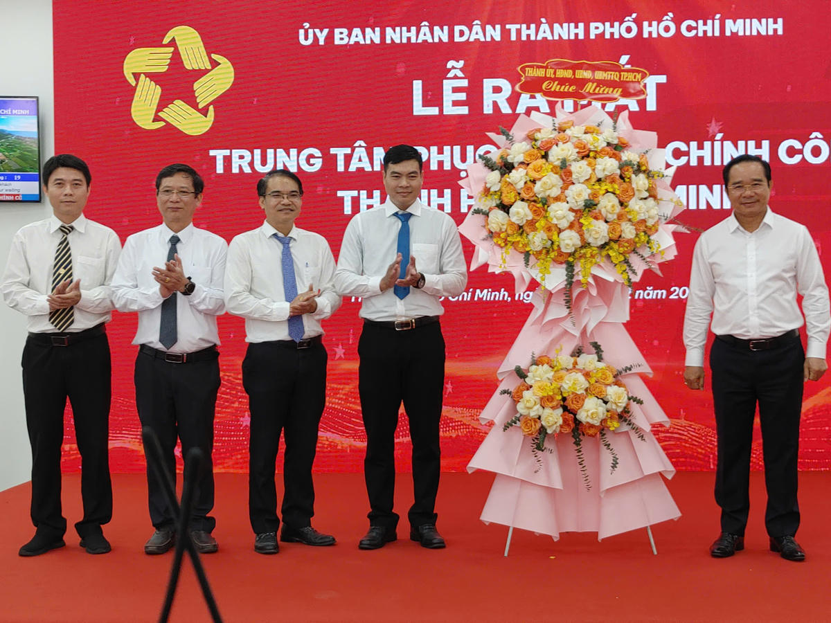 Ông Nguyễn Văn Được - Chủ tịch UBND TP Hồ Chí Minh tặng hoa chúc mừng Trung tâm Phục vụ hành chính công thành phố chính thức đi vào hoạt động. Ảnh: H.L