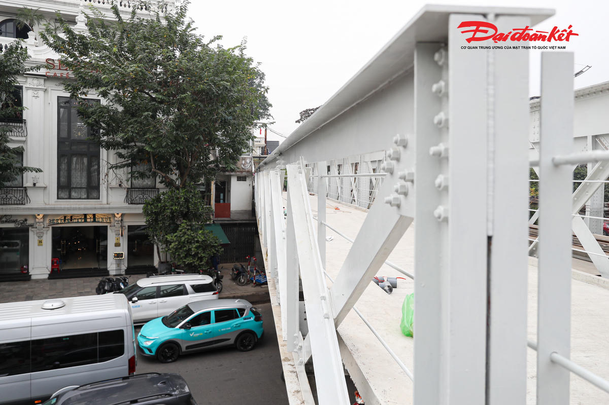 Khung thép đoạn gần ga Long Biên đã được tu sửa, thay thế mới.