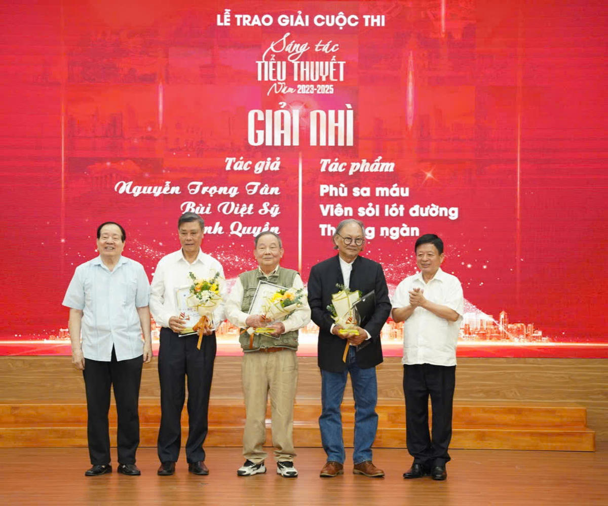 PGS. TS. Nhạc sĩ Đỗ Hồng Quân, Chủ tịch Liên hiệp các Hội Văn học nghệ thuật Việt Nam và Nhà thơ Hữu Thỉnh, nguyên Chủ tịch Liên hiệp các Hội Văn học nghệ thuật Việt Nam, nguyên Chủ tịch Hội Nhà văn Việt Nam trao giải Nhì cho các tác giả. Ảnh: BTC.