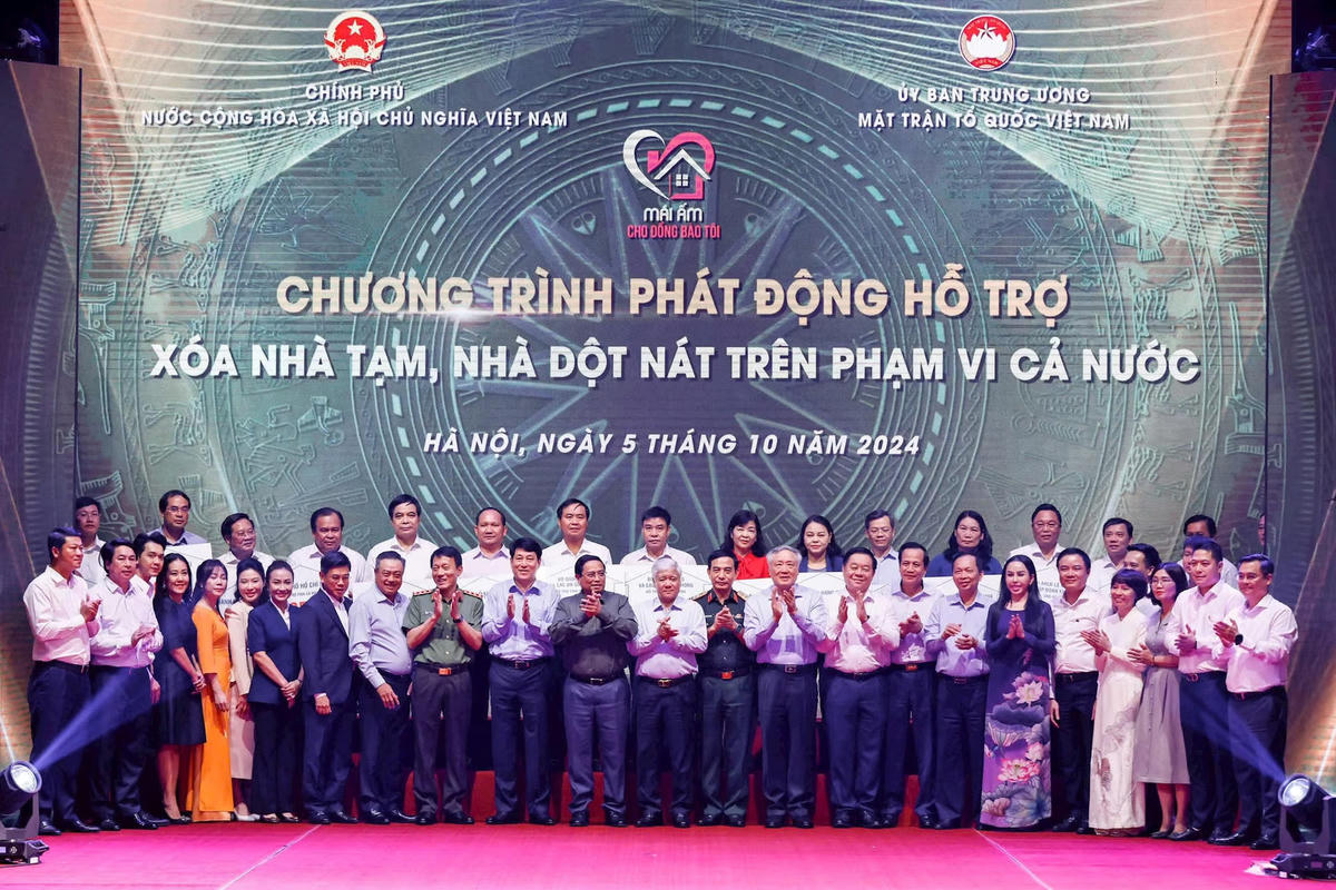 Thủ tướng Chính phủ Phạm Minh Chính, nguyên Chủ tịch UBTƯ MTTQ Việt Nam Đỗ Văn Chiến cùng các đại biểu chụp ảnh lưu niệm tại chương trình.