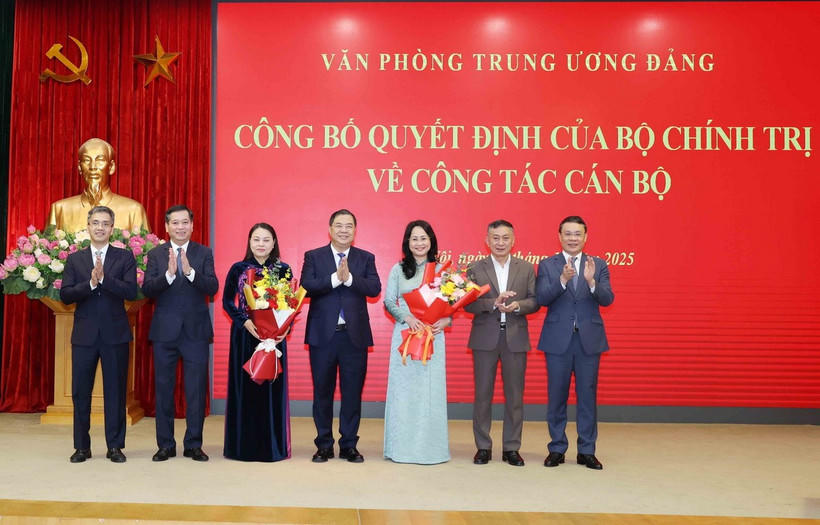 Lãnh đạo Văn phòng Trung ương Đảng chúc mừng đồng chí Nguyễn Thị Thu Hà và đồng chí Lâm Thị Phương Thanh. (Ảnh: Phương Hoa/TTXVN).