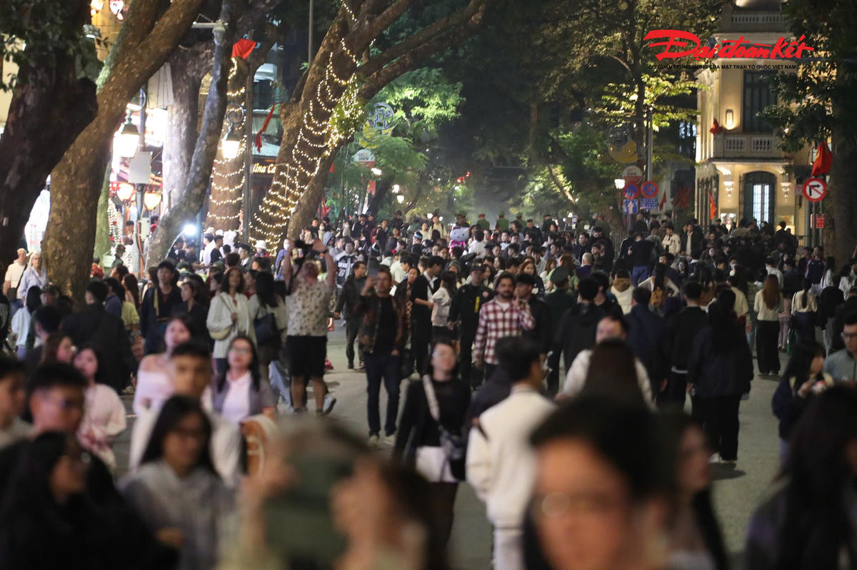 Dòng người liên tục di chuyển đến hồ Gươm.